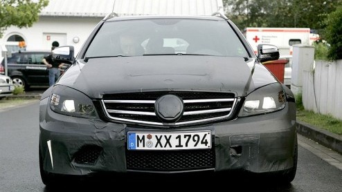 Over enkele weken trekken de Mercedes-bazen het laken van de combiversie C-klasse op de IAA in Frankfurt, maar onze spionagefotografen betrapten de auto al in de buurt van Stuttgart.