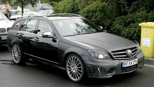 Over enkele weken trekken de Mercedes-bazen het laken van de combiversie C-klasse op de IAA in Frankfurt, maar onze spionagefotografen betrapten de auto al in de buurt van Stuttgart.
