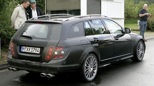 Over enkele weken trekken de Mercedes-bazen het laken van de combiversie C-klasse op de IAA in Frankfurt, maar onze spionagefotografen betrapten de auto al in de buurt van Stuttgart.