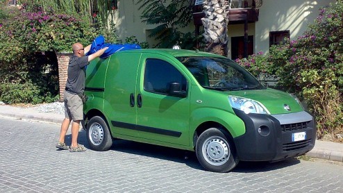Soms heb je als toeschouwer het geluk om een nieuw model te spotten dat nog niet op de markt is. Het overkwam Sacha Schuiveling op vakantie in Turkije, waar cameramensen de nieuwe Fiat Fiorino aan het