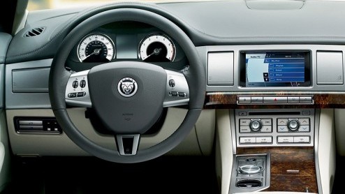 Naarmate de show van Frankfurt nadert druppelt er meer nieuws binnen op onze burelen. We waren blij verrast al alle details van de Jaguar XF te mogen ontvangen. Zelfs de prijs hebben we al voor je: va