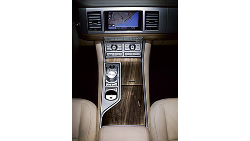 Naarmate de show van Frankfurt nadert druppelt er meer nieuws binnen op onze burelen. We waren blij verrast al alle details van de Jaguar XF te mogen ontvangen. Zelfs de prijs hebben we al voor je: va