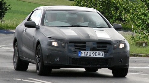 Even buiten Stuttgart werd onlangs voor de eerste keer de nieuwe Mercedes CLK betrapt. Hij is gebaseerd op de jongste C-klasse en komt er weer als coup en cabriolet.