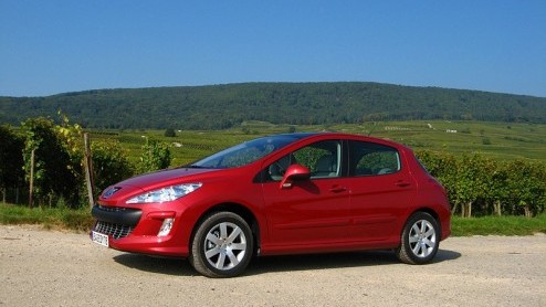 Peugeot wisselt bij de middenklasse van eindcijfer, want de 307 wordt opgevolgd door de 308. Maar een ingrijpend andere benadering is de nieuwkomer niet, wel een doordachte evolutie van de 307.