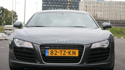 Audi heeft blijkbaar geen al te groot vertrouwen in de toekomst van het Lamborghini, waarvan het al geruime tijd eigenaar is. Want op basis van de Gallardo brengt Audi nu de R8 uit om zelf ook in deze