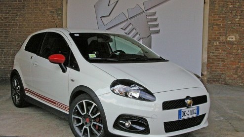 Abarth is terug. Fiat heeft de befaamde tuningfirma nieuw leven ingeblazen en het bedrijf zelfs tot een heus automerk verheven. Hun eersteling, de Grande Punto Abarth, belooft veel  en er komt ook al