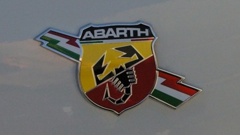 Abarth is terug. Fiat heeft de befaamde tuningfirma nieuw leven ingeblazen en het bedrijf zelfs tot een heus automerk verheven. Hun eersteling, de Grande Punto Abarth, belooft veel  en er komt ook al