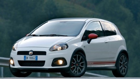 Abarth is terug. Fiat heeft de befaamde tuningfirma nieuw leven ingeblazen en het bedrijf zelfs tot een heus automerk verheven. Hun eersteling, de Grande Punto Abarth, belooft veel  en er komt ook al