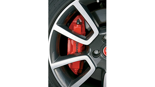 Abarth is terug. Fiat heeft de befaamde tuningfirma nieuw leven ingeblazen en het bedrijf zelfs tot een heus automerk verheven. Hun eersteling, de Grande Punto Abarth, belooft veel  en er komt ook al