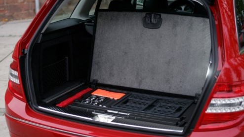 Voor het eerst gebruikt Mercedes-Benz de aanduiding Estate in het gamma en wordt de term combi dus overboord gezet om de stationwagen van de C-klasse aan te duiden. Maar gelukkig is het comfort in de 