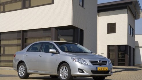 De Toyota Corolla moest aanvankelijk wijken voor de hatchback Auris, die beter op de West-Europese wensen is toegesneden. Maar nu is de Corolla als sedan toch weer terug en hij is beter dan ooit.