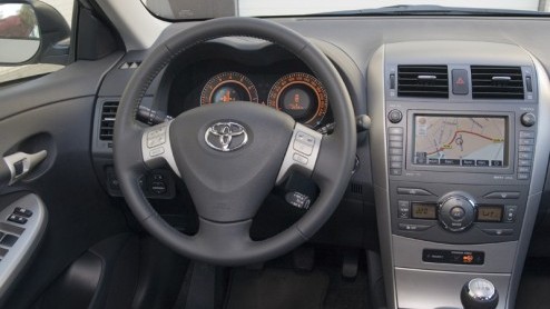 De Toyota Corolla moest aanvankelijk wijken voor de hatchback Auris, die beter op de West-Europese wensen is toegesneden. Maar nu is de Corolla als sedan toch weer terug en hij is beter dan ooit.
