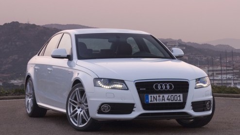 Audi heeft de A4 helemaal vernieuwd. En nogal ingrijpend ook want, de al jaren in gebruik zijnde motor-layout is drastisch aangepast door de vooras te verplaatsen. Daardoor is de het gewicht voortaan 