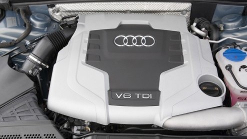 Audi heeft de A4 helemaal vernieuwd. En nogal ingrijpend ook want, de al jaren in gebruik zijnde motor-layout is drastisch aangepast door de vooras te verplaatsen. Daardoor is de het gewicht voortaan 