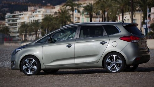 Autotest nieuwe Kia Carens, een MPV met standaard zevenzitplaatsen en verrassend goed rijgedrag.