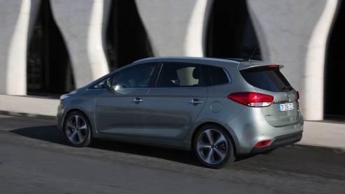 Autotest nieuwe Kia Carens, een MPV met standaard zevenzitplaatsen en verrassend goed rijgedrag.