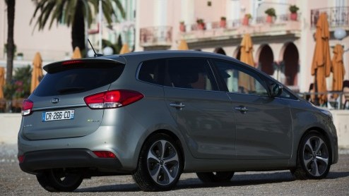 Autotest nieuwe Kia Carens, een MPV met standaard zevenzitplaatsen en verrassend goed rijgedrag.