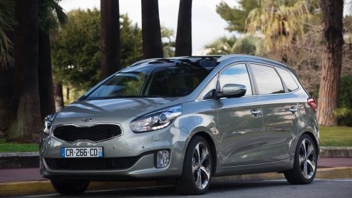 Autotest nieuwe Kia Carens, een MPV met standaard zevenzitplaatsen en verrassend goed rijgedrag.