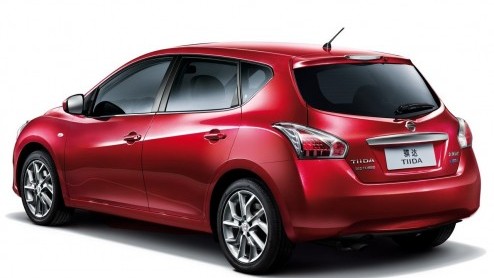 Wel eens van de Nissan Tiida gehoord? Waarschijnlijk niet. Deze compacte middenklasser wordt niet bij ons geleverd maar is wel degelijk een belangrijk lid van de familie. De nieuwe generatie is vers v