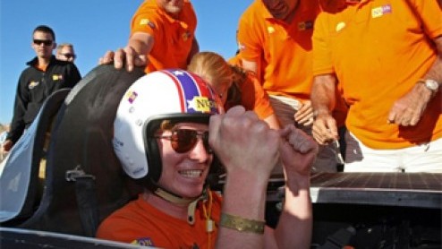 Het Nuon Solar Team van de Technische Universiteit Delft heeft donderdag voor de vierde keer op rij de World Solar Challenge, de race voor auto's op zonne-energie, gewonnen.