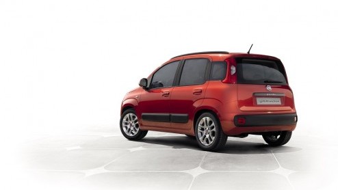 Begin volgend jaar staat de nieuwe Fiat Panda bij de dealer. De importeur heeft alvast de vanafprijs van deze derde generatie bekend gemaakt: 9290 euro. De aardgas en 4x4-versie volgen kort na de intr