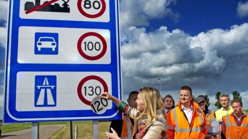 Vanaf vandaag is het op meerdere snelwegen in Nederland toegestaan om 130 km/u te rijden. De maximumsnelheid op delen van de A4, de A5 en de A32 gaat omhoog, zoals vorig jaar al was afgesproken.