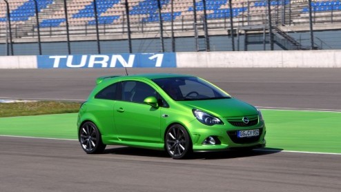 Het Opel Performance Center heeft onlangs twee nieuwe uitvoeringen aan het OPC-assortiment toegevoegd, de Insignia OPC Unlimited en de Corsa OPC Nrburgring Edition. Op de EuroSpeedway Lausitz, iets o