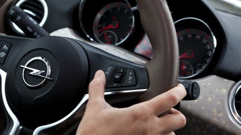 De Opel Adam is nu ook leverbaar met Siri-spraakbesturing. Autotest met de Adam 1.4 Glam voorzien van Intellink met Siri.