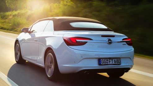 Opel breidt het gamma van de Cascada uit met een 200 pk sterke 1.6 liter SIDI. De turbomotor bezorgt de zomerse Opel een topsnelheid van 235 km/u en completeert het motorenpalet van de Cascada.