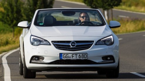 Opel breidt het gamma van de Cascada uit met een 200 pk sterke 1.6 liter SIDI. De turbomotor bezorgt de zomerse Opel een topsnelheid van 235 km/u en completeert het motorenpalet van de Cascada.