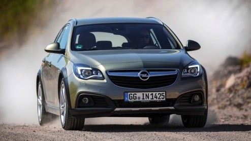 Vanafprijs Opel Insignia Country Tourer bekend gemaakt; 45.995 euro voor de 2.0 SIDI turbobenzinemotor met 250 pk en vierwielaandrijving.