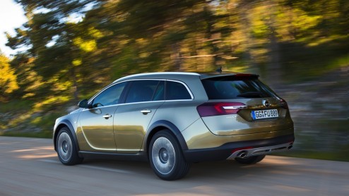 Vanafprijs Opel Insignia Country Tourer bekend gemaakt; 45.995 euro voor de 2.0 SIDI turbobenzinemotor met 250 pk en vierwielaandrijving.