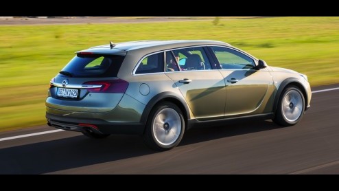 Vanafprijs Opel Insignia Country Tourer bekend gemaakt; 45.995 euro voor de 2.0 SIDI turbobenzinemotor met 250 pk en vierwielaandrijving.