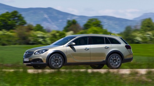 Vanafprijs Opel Insignia Country Tourer bekend gemaakt; 45.995 euro voor de 2.0 SIDI turbobenzinemotor met 250 pk en vierwielaandrijving.