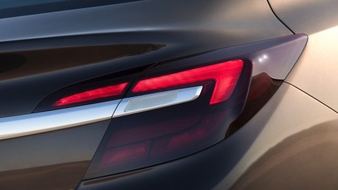 Opel Insignia vernieuwd. Een elegante neus, nieuwe infotainment en SIDI-motoren staan nu op het programma. Prijzen beginnen bij 27.995 euro.