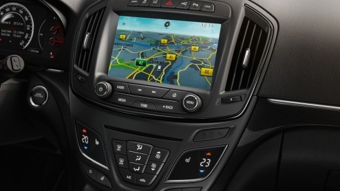Opel Insignia vernieuwd. Een elegante neus, nieuwe infotainment en SIDI-motoren staan nu op het programma. Prijzen beginnen bij 27.995 euro.
