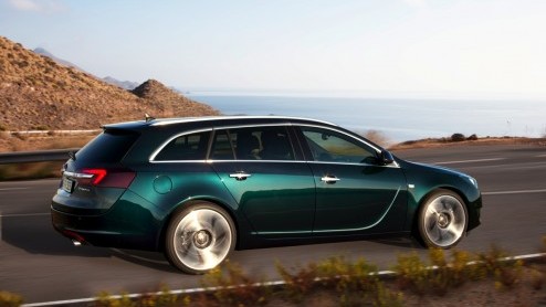 Opel Insignia vernieuwd. Een elegante neus, nieuwe infotainment en SIDI-motoren staan nu op het programma. Prijzen beginnen bij 27.995 euro.