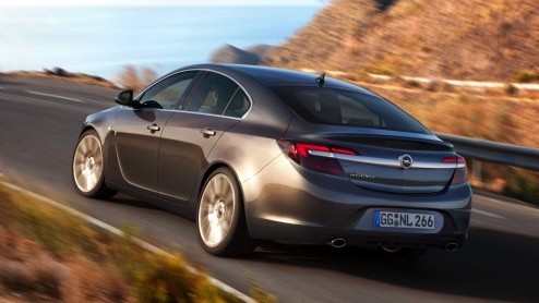 Opel Insignia vernieuwd. Een elegante neus, nieuwe infotainment en SIDI-motoren staan nu op het programma. Prijzen beginnen bij 27.995 euro.