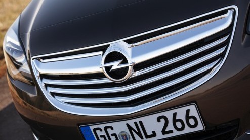 Opel Insignia vernieuwd. Een elegante neus, nieuwe infotainment en SIDI-motoren staan nu op het programma. Prijzen beginnen bij 27.995 euro.