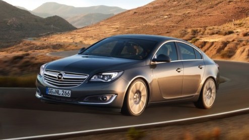 Opel Insignia vernieuwd. Een elegante neus, nieuwe infotainment en SIDI-motoren staan nu op het programma. Prijzen beginnen bij 27.995 euro.