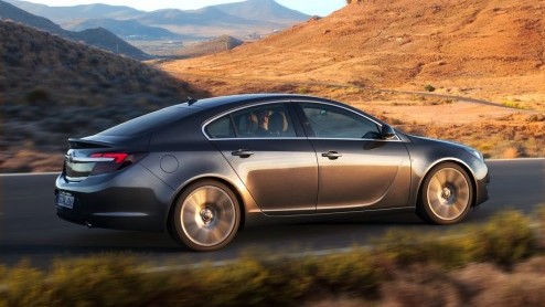 Opel Insignia vernieuwd. Een elegante neus, nieuwe infotainment en SIDI-motoren staan nu op het programma. Prijzen beginnen bij 27.995 euro.
