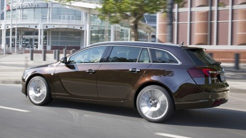 Autotest vernieuwde Opel Insignia 2.0 CDTI en 1.4 Turbo. Opel opwaardeert topmodel Insignia met vooral een nieuw interieur met geavanceerd infotainment.