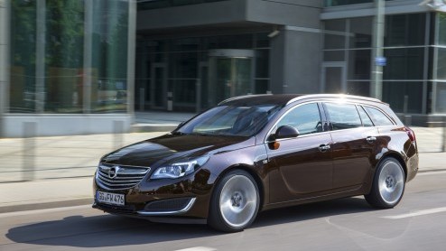 Autotest vernieuwde Opel Insignia 2.0 CDTI en 1.4 Turbo. Opel opwaardeert topmodel Insignia met vooral een nieuw interieur met geavanceerd infotainment.