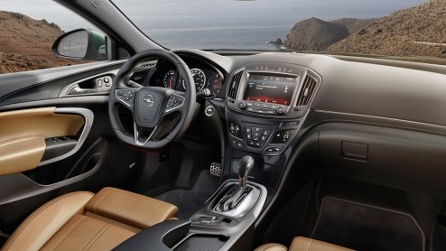 Autotest vernieuwde Opel Insignia 2.0 CDTI en 1.4 Turbo. Opel opwaardeert topmodel Insignia met vooral een nieuw interieur met geavanceerd infotainment.