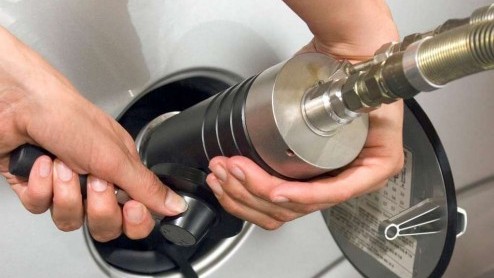 Rijkswaterstaat wil het gebruik van alternatieve brandstoffen stimuleren en start binnenkort met een proef waarbij naar tankstations langs snelwegen wordt verwezen die aardgas, biodiesel, waterstof, b