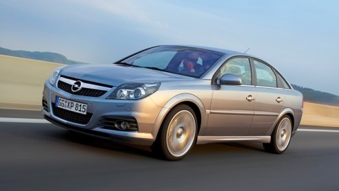 Volgend jaar staat de opvolger van de Opel Vectra klaar, onder de naam Insignia. We hebben daar al een glimp van kunnen opvatten, maar Opel pakt het rustig aan en zet eerst nog even de Vectra in de sc