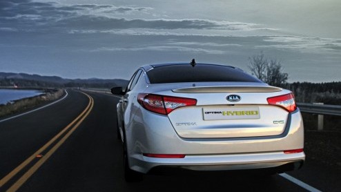 Kia heeft de prijzen van de Optima Hybrid op een rij gezet. De hybrideversie met 2.0 liter benzinemotor stoot slechts 123 gram CO2 uit en staat in de boeken vanaf 28.995 euro. Met 20% bijtelling natuu