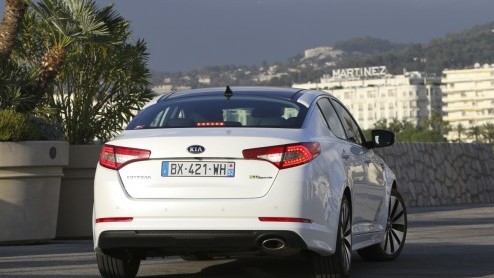 Kia sluit het jaar af met de verwelkoming van de Optima. De splinternieuwe middenklasser komt bij ons  wegens (te) groot succes in Amerika en Azi  voorlopig in n luxe uitvoering op de markt; de 1