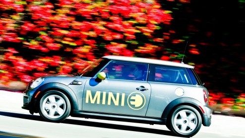 Hij staat niet in de showrooms maar bestaat wel degelijk; de elektrische Mini. Met een kleine vloot Mini Es proeft het merk alvast voor aan de levensvatbaarheid en bruikbaarheid van elektrische aandr