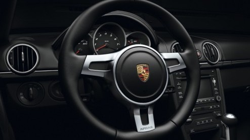 Na een exclusieve uitvoering van de Porsche 911 is de Boxster S als Black Edition leverbaar. De luxueuze topversie wordt in een oplage van 987 stuks gebouwd en staat vanaf maart in de showroom. Naast